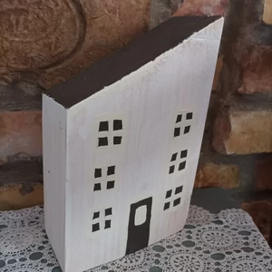 Fehér gerenda ferdeházikós ablakdísz