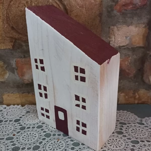 Fehér gerenda ferdeházikós ablakdísz