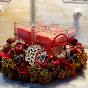 Adventi piros asztaldísz faszeleten