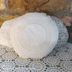 Fehér, régi csipkéből varrott egyedi jegygyűrűpárna