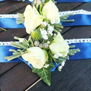 Esküvői bogyós, fehérrózsás kardísz