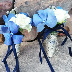 Esküvői kitűző, kék Hortenziából