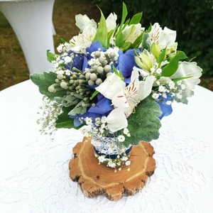 Csokros, csipkés fakarikás esküvői asztaldísz