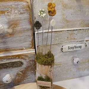 Modern, virágcsokor farönkön