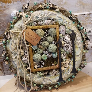 Frízzel kirakott kék-zöld ajtódisz