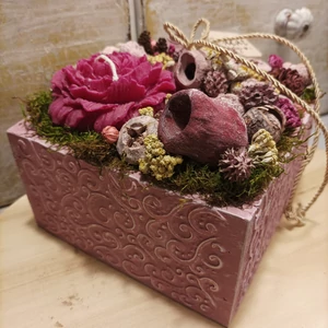  Rózsaszín asztaldísz, csipkézett fadobozban 