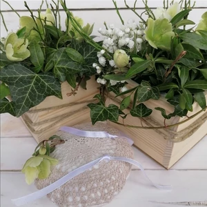 Természet közeli esküvői asztaldísz, fadobozban