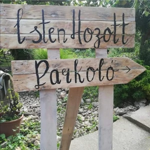 Raklapos esküvői helyszínt jelző tábla - bérelhető