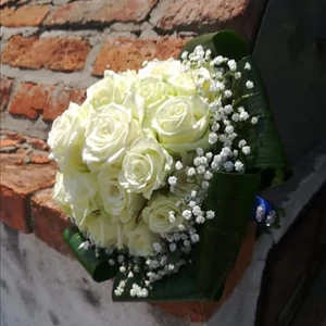 Fehér rózsa, levél zárással menyasszonyi csokor