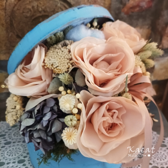 Krém színű, selyem rózsa, kék kalapdobozban