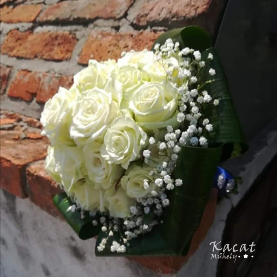Fehér rózsa, levél zárással menyasszonyi csokor