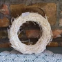 Kép 1/4 - Fehér raffia ajtó vagy falikoszorú (közepes) 