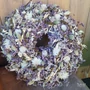 Kép 4/4 - Fehér és lila színvilágú szárazvirág kopogtató - kézzel készített ajtódísz - Kacat Műhely