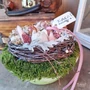 Kép 2/3 - Porcelán boglárka és tulipán, porcellán tányéron asztaldísz-Kacat Műhely