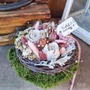 Kép 3/3 - Porcelán boglárka és tulipán, porcellán tányéron asztaldísz-Kacat Műhely